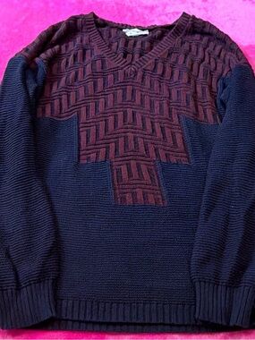 BCBGeneration S navy burgundy geometric V-Neck Sweater great condition
